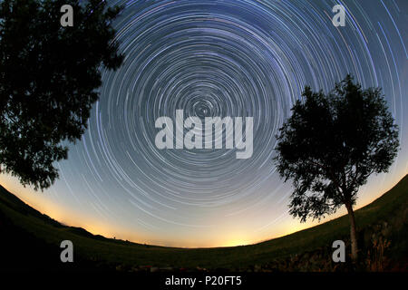 Le Massif Central. Le Cantal. Plateau Trizac. rotation des étoiles autour du pôle nord céleste montrant le mouvement des étoiles pour 3 heures. Banque D'Images