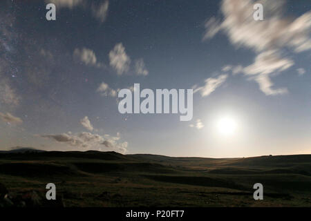 Le Massif Central. Le Cantal. Trizac du plateau. Le paysage éclairé par la lumière de la lune. Ciel étoilé et Voie lactée. Banque D'Images