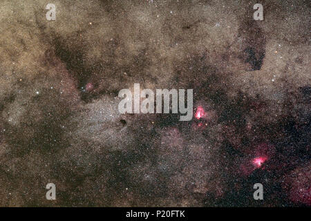 Le Massif Central. Le Cantal. Trizac du plateau. L'été Voie Lactée brille dans la direction de la constellation du Sagittaire, sous un ciel préservé de la pollution lumineuse. Nébuleuse Oméga droit (M17) et M16. Banque D'Images