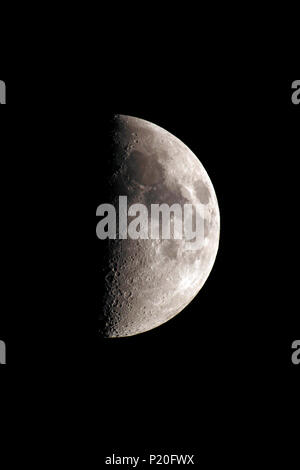 Le Massif Central. Le Cantal. Trizac du plateau. Close up d'un premier quartier de lune. Banque D'Images