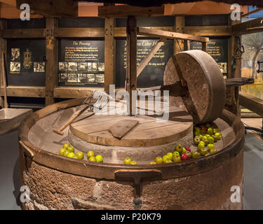 La fabrication du cidre. Vieux moulin de pierres pour écraser les pommes, Hereford Cider Museum, Hereford, Herefordshire, Angleterre, RU Banque D'Images