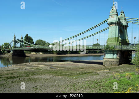 Vue depuis le nord-est de l'Hammersmith Bridge à marée basse sur la tamise Banque D'Images