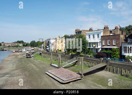 Vue du pont de Hammersmith Lower Mall et la tamise estran à marée basse Banque D'Images