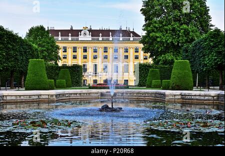 Vue latérale du palais de Schönbrunn à Vienne, en Autriche, dans la soirée Banque D'Images