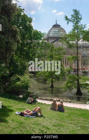 Parc de Madrid, l'été de voir les gens se détendre sur un après-midi d'été près du Palacio de Cristal le Parque del Retiro, Madrid, Espagne. Banque D'Images