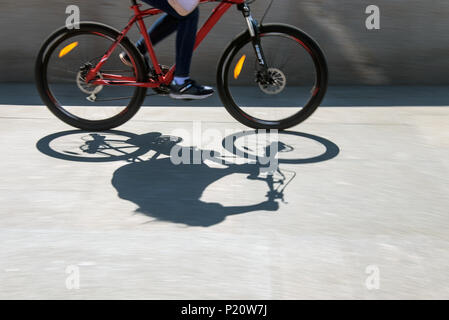 Ombre et silhouette floue cycliste sur un vélo Banque D'Images