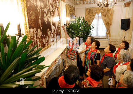 Shanghai, Chine. 12 Juin, 2018. Les gens, les membres d'une troupe d'art de Chine Institut Bien-Être (CWI) Palais des enfants, de regarder une vieille photo au Palais des Enfants de l'enfance à Shanghai, la Chine orientale, le 12 juin 2018. Cette année marque le 80e anniversaire du CWI, fondée par Soong Ching Ling en 1938. L'Organisation de Shanghai se concentre sur la santé maternelle et infantile, l'éducation et de la protection sociale. Soong Ching Ling, né à Shanghai en 1893, était l'épouse de révolutionnaires chinois du Dr. Sun Yat-sen, qui a dirigé la révolution de 1911. Credit : Gao Feng/Xinhua/Alamy Live News Banque D'Images