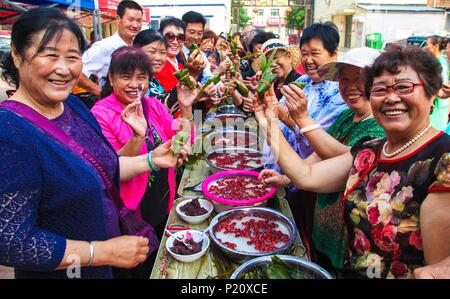 (180613) -- YONGQING, 13 juin 2018 (Xinhua) -- Les résidants montrent Zongzi, une boulette en forme de pyramide fait de riz gluant enveloppé dans des feuilles de roseau ou de bambou, d'accueillir le prochain Festival du bateau-dragon à une communauté dans le comté de Baoshan, Chine du nord, dans la province du Hebei, le 13 juin 2018. (Xinhua/Li Xiaoguo) (zwx) Banque D'Images