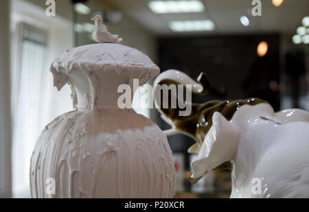 Dubi, République tchèque. 12 Juin, 2018. Designer Maxim Velcovsky présente ses œuvres en porcelaine dans la maison de la Porcelaine avec Blue Blood, Dubi, République tchèque, 12 juin, 2018. Credit : Libor Zavoral/CTK Photo/Alamy Live News Banque D'Images