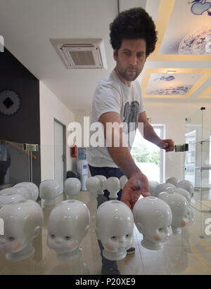 Dubi, République tchèque. 12 Juin, 2018. Designer Maxim Velcovsky présente ses œuvres en porcelaine dans la maison de la Porcelaine avec Blue Blood, Dubi, République tchèque, 12 juin, 2018. Credit : Libor Zavoral/CTK Photo/Alamy Live News Banque D'Images