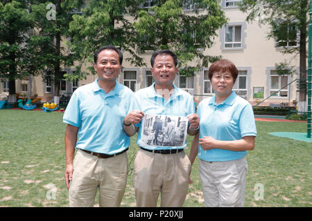 Shanghai, Chine. 12 Juin, 2018. Zheng Shanyi triplés (L), Zheng Shanyi (C) et Zheng Shanshan posent avec leur photo de la petite enfance à l'Institut du bien-être de la Chine (CWI) Pépinière de Shanghai, la Chine orientale, le 12 juin 2018. Cette année marque le 80e anniversaire du CWI, fondée par Soong Ching Ling en 1938. L'Organisation de Shanghai se concentre sur la santé maternelle et infantile, l'éducation et de la protection sociale. Soong Ching Ling, né à Shanghai en 1893, était l'épouse de révolutionnaires chinois du Dr. Sun Yat-sen, qui a dirigé la révolution de 1911. Credit : Gao Feng/Xinhua/Alamy Live News Banque D'Images