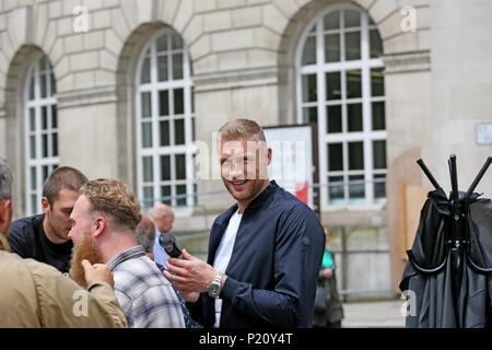 Manchester, UK. 13 juin 2018. Ancien joueur international, Andrew "Freddie" Flintoff MBE été filmé dans la ville à un pop up les barbiers pour un programme TV, St Peters Square, Manchester, le 13 juin 2018 (C)Barbara Cook/Alamy Live News Banque D'Images