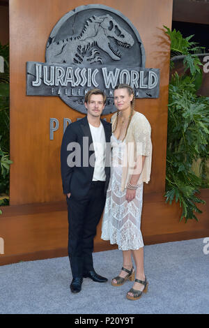 Xavier Samuel et Marianna Palka participant à la 'Jurassic World : Fallen Kingdom' premiere au Walt Disney Concert Hall le 12 juin 2018 à Los Angeles, Californie. Banque D'Images