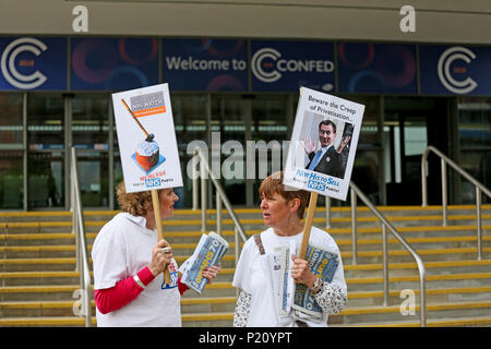 Manifestation devant la conférence annuelle des confédérations du NHS, où les militants ont dit qu'ils étaient en soulignant l'opposition à la réduction, la privatisation et le sous-financement des soins de santé et les services sociaux, le Centre de Convention Centre, Manchester, le 13 juin 2018 (C)Barbara Cook/Alamy Live News Banque D'Images