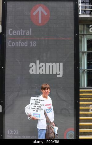 Manifestation devant la conférence annuelle des confédérations du NHS, où les militants ont dit qu'ils étaient en soulignant l'opposition à la réduction, la privatisation et le sous-financement des soins de santé et les services sociaux, le Centre de Convention Centre, Manchester, le 13 juin 2018 (C)Barbara Cook/Alamy Live News Banque D'Images