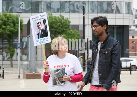 Manifestation devant la conférence annuelle des confédérations du NHS, où les militants ont dit qu'ils étaient en soulignant l'opposition à la réduction, la privatisation et le sous-financement des soins de santé et les services sociaux, le Centre de Convention Centre, Manchester, le 13 juin 2018 (C)Barbara Cook/Alamy Live News Banque D'Images