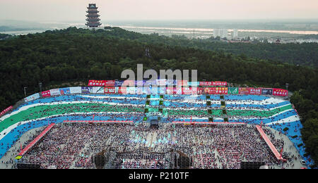 (180613) -- XUYI, 13 juin 2018 (Xinhua) -- Les visiteurs le goût des écrevisses au cours d'un banquet dans l'écrevisse massive Xuyi, la Chine de l'est de la province de Jiangsu, le 13 juin 2018. Plus de 50 000 résidents et touristes ont pris part à la fête ici mercredi. Les industries liées à l'écrevisse en Chine a vu une croissance solide l'an dernier, la production totale de 83,15 pour cent à grimpé 268,5 milliards de yuans (42 milliards de dollars américains) en 2017, dit un rapport publié mardi. Un total de 1,13 millions de tonnes d'écrevisses ont été soulevée l'an dernier, avec les provinces de l'Anhui, Hubei, Hunan, Jiangsu, Jiangxi et que les principaux producteurs. (Xinhua/Li Xi Banque D'Images