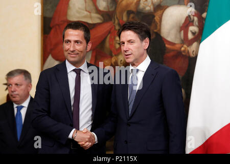 Gianluca Vacca, Sottosegretario Beni Culturali e Giuseppe Conte Roma 13/06/2018. Palazzo Chigi. Giuramento dei nuovi Sottosegretari. Rome, 13 juin. Palazzo Chigi. Cérémonie d'assermentation de 39 nouveaux sous-secrétaires Foto Samantha Insidefoto Zucchi Banque D'Images