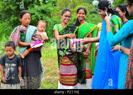 Agartala, Tripura, Inde. 13 Juin, 2018. Les travailleurs de la santé sont la distribution gratuite des serviettes hygiéniques pour les femmes tribales et des filles et à leur expliquer le besoin de l'utiliser, dans un camp de la santé.L'homme des femmes locales ne sont pas en utilisant des serviettes hygiéniques, car ils sont trop coûteux pour qu'ils puissent se permettre. Credit : Saha Abishai SOPA/Images/ZUMA/Alamy Fil Live News Banque D'Images