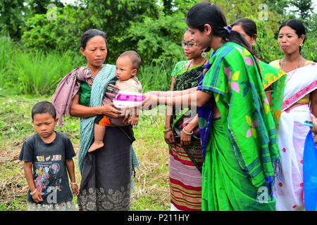 Tripura, de l'Inde. 13 Juin, 2018. Les travailleurs de la santé de donner gratuitement des serviettes hygiéniques pour les femmes tribales et des filles à la périphérie de Agartala, capitale de l'Etat de Tripura, nord-est de l'Inde, le 13 juin 2018. Credit : Stringer/Xinhua/Alamy Live News Banque D'Images