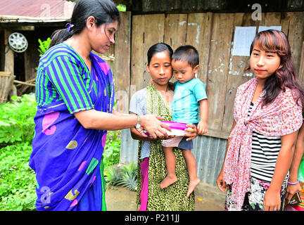 Agartala, Tripura, Inde. 13 Juin, 2018. Les travailleurs de la santé sont la distribution gratuite des serviettes hygiéniques pour les femmes tribales et des filles et à leur expliquer le besoin de l'utiliser, dans un camp de la santé.L'homme des femmes locales ne sont pas en utilisant des serviettes hygiéniques, car ils sont trop coûteux pour qu'ils puissent se permettre. Credit : Saha Abishai SOPA/Images/ZUMA/Alamy Fil Live News Banque D'Images