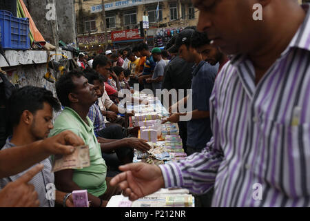 Dhaka, Bangladesh. 11 Juin, 2018. Les vendeurs de rue pour attendre les clients dans leurs frais d'affichage pour la vente des billets de banque en échange d'un taux d'un ajout de l'avant de l'Aïd. Augmentation de la demande en notes fraîches pour l'aïd festival comme les gens pour le salami (un bon signe) dans l'Avenue de Gulistan. Credit : Md. Mehedi Hasan/ZUMA/Alamy Fil Live News Banque D'Images