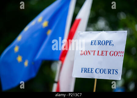 Cracovie, Pologne. 13 Juin, 2018. Un écriteau disant ''l'Europe ne laissez pas aller''.En décembre 2017, la Commission européenne a lancé un processus disciplinaire de l'article 7, qui, en théorie, pourrait entraîner la suspension de la Pologne à l'UE le droit de vote. La Commission européenne a donné la Pologne jusqu'à la fin juin pour inverser les réformes introduites par l'actuel gouvernement, mais aucun changement n'a été fait jusqu'à aujourd'hui, le 13 juin, l'UE a convenu de lancer des auditions plus tard ce mois-ci parce que la Pologne n'est violer l'indépendance de ses tribunaux. Credit : Omar Marques/SOPA Images/ZUMA/Alamy Fil Live News Banque D'Images