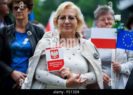 Cracovie, Pologne. 13 Juin, 2018. Une femme a vu la tenue d'une notice au cours de la manifestation.En décembre 2017, la Commission européenne a lancé un processus disciplinaire de l'article 7, qui, en théorie, pourrait entraîner la suspension de la Pologne à l'UE le droit de vote. La Commission européenne a donné la Pologne jusqu'à la fin juin pour inverser les réformes introduites par l'actuel gouvernement, mais aucun changement n'a été fait jusqu'à aujourd'hui, le 13 juin, l'UE a convenu de lancer des auditions plus tard ce mois-ci parce que la Pologne n'est violer l'indépendance de ses tribunaux. Credit : Omar Marques/SOPA Images/ZUMA/Alamy Fil Live News Banque D'Images