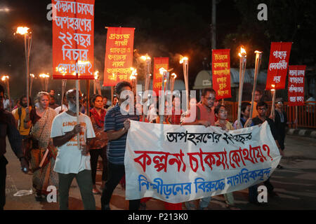 Dhaka, Bangladesh. 11 Juin, 2018. Militant du Bangladesh a appelé une phase de répression d'une manifestation à Shahbag en protestation à l'enlèvement d'organisateur de Hill's femme Russie Kalpana Chakma 22 an. Les droits humains ont exigé un niveau élevé d'enquête sur l'enlèvement et la disparition de Hill Women's Federation chef Kalapna Chakma. Credit : Md. Mehedi Hasan/ZUMA/Alamy Fil Live News Banque D'Images