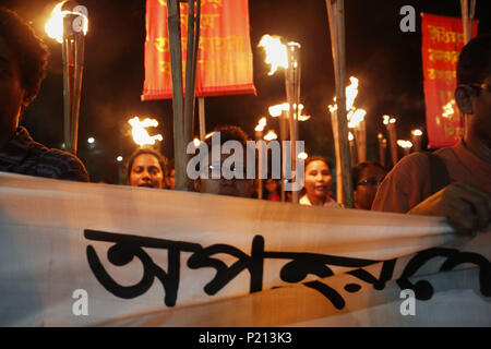 Dhaka, Bangladesh. 11 Juin, 2018. Militant du Bangladesh a appelé une phase de répression d'une manifestation à Shahbag en protestation à l'enlèvement d'organisateur de Hill's femme Russie Kalpana Chakma 22 an. Les droits humains ont exigé un niveau élevé d'enquête sur l'enlèvement et la disparition de Hill Women's Federation chef Kalapna Chakma. Credit : Md. Mehedi Hasan/ZUMA/Alamy Fil Live News Banque D'Images