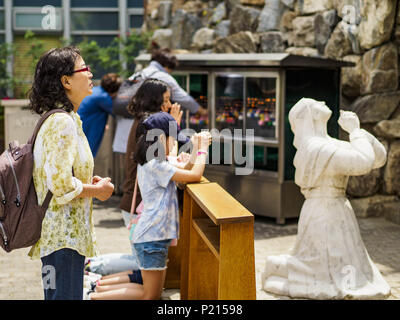 Seoul, Seoul, Corée du Sud. 10 Juin, 2018. Les femmes prient dans une grotte de la cathédrale catholique dans le quartier de Myeong-dong de Séoul. Crédit : Jack Kurtz/ZUMA/Alamy Fil Live News Banque D'Images