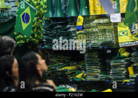 Sao Paulo, le 13 juin. 15 juillet, 2018. Les clients à faire leurs achats pour les drapeaux brésilien et ornements dans un magasin à Sao Paulo, Brésil, le 13 juin 2018. La Russie coupe du monde 2018 aura lieu du 14 juin au 15 juillet 2018. Credit : Rahel Patrasso/Xinhua/Alamy Live News Banque D'Images