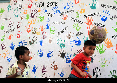 Karachi. 13 Juin, 2018. Les enfants jouent avec un ballon de football de l'avant de la Coupe du Monde FIFA 2018 en Afrique du port pakistanais de Karachi ville le 13 juin 2018. Credit : Stringer/Xinhua/Alamy Live News Banque D'Images