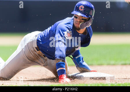 Milwaukee, WI, USA. 13 Juin, 2018. Cubs de Chicago le deuxième but Javier Baez # 9 vole la deuxième base au cours de la partie de baseball de ligue majeure entre les Milwaukee Brewers et les Cubs de Chicago au Miller Park de Milwaukee, WI. John Fisher/CSM/Alamy Live News Banque D'Images