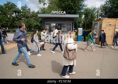 Moscou, Russie. 13 Juin, 2018. Un kiosque à journaux, presse, Moscou, cityscape, Coupe du Monde de Football 2018 en Russie à partir de la 14.06. - 15.07.2018. Utilisation dans le monde entier | Credit : dpa/Alamy Live News Banque D'Images