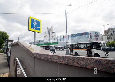 Moscou, Russie. 13 Juin, 2018. Entrée d'un métro avec arrêt de bus, passage souterrain, passage souterrain, cityscape, coupe du monde de football 2018 en Russie à partir de la 14.06. - 15.07.2018. Utilisation dans le monde entier | Credit : dpa/Alamy Live News Banque D'Images