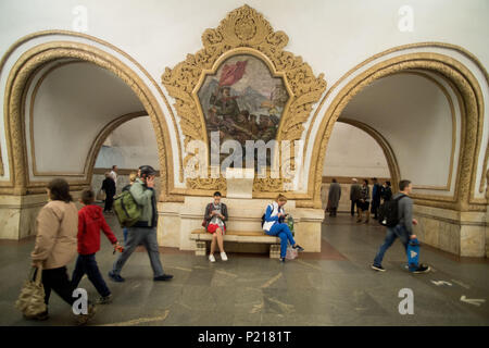 Moscou, Russie. 13 Juin, 2018. Plate-forme d'un métro avec les gens, paysage urbain, Coupe du Monde de Football 2018 en Russie à partir de la 14.06. - 15.07.2018. Utilisation dans le monde entier | Credit : dpa/Alamy Live News Banque D'Images