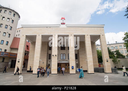 Moscou, Russie. 13 Juin, 2018. Entrée d'un métro de Moscou avec des gens, paysage urbain, Coupe du Monde de Football 2018 en Russie à partir de la 14.06. - 15.07.2018. Utilisation dans le monde entier | Credit : dpa/Alamy Live News Banque D'Images