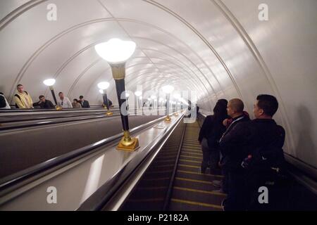 Moscou, Russie. 13 Juin, 2018. Les escalators dans le métro de Moscou conduire les gens au fond, Cityscape, Coupe du Monde de Football 2018 en Russie à partir de la 14.06. - 15.07.2018. Utilisation dans le monde entier | Credit : dpa/Alamy Live News Banque D'Images