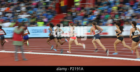 Ostrava, République tchèque. 13 Juin, 2018. Les femmes participent au cours des 1 500 m de course dans le 57e Golden Spike, une réunion d'athlétisme de l'IAAF World Challenge, à Ostrava, en République tchèque, le 13 juin 2018. Crédit : Petr Sznapka/CTK Photo/Alamy Live News Banque D'Images