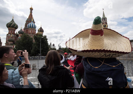 Moscou, Russie. 14 juin 2018, la Russie, Moscou : le football, Coupe du monde. Fans de prendre des photos de la Place Rouge. Photo : Federico Gambarini/dpa dpa : Crédit photo alliance/Alamy Live News Crédit : afp photo alliance/Alamy Live News Banque D'Images