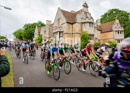 Deux jours du Grand Départ de Rushden Northamptonshire, l'Énergie de l'OVO Women's Cycle Tour 2018. Les cyclistes partent de Hall Park dans le centre de Rushden passé Rushden Hall. GLC Crédit : Pix/Alamy Live News : Rushden, UK. 14 juin 2018. Banque D'Images