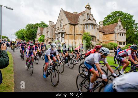 Deux jours du Grand Départ de Rushden Northamptonshire, l'Énergie de l'OVO Women's Cycle Tour 2018. Les cyclistes partent de Hall Park dans le centre de Rushden passé Rushden Hall. GLC Crédit : Pix/Alamy Live News : Rushden, UK. 14 juin 2018. Banque D'Images