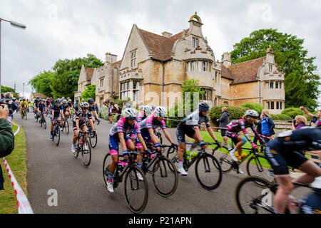 Deux jours du Grand Départ de Rushden Northamptonshire, l'Énergie de l'OVO Women's Cycle Tour 2018. Les cyclistes partent de Hall Park dans le centre de Rushden passé Rushden Hall. GLC Crédit : Pix/Alamy Live News : Rushden, UK. 14 juin 2018. Banque D'Images