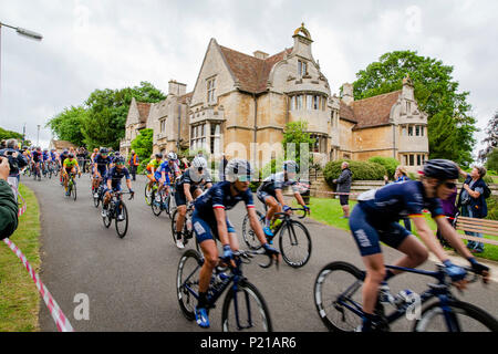 Deux jours du Grand Départ de Rushden Northamptonshire, l'Énergie de l'OVO Women's Cycle Tour 2018. Les cyclistes partent de Hall Park dans le centre de Rushden passé Rushden Hall. GLC Crédit : Pix/Alamy Live News : Rushden, UK. 14 juin 2018. Banque D'Images