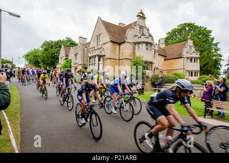 Deux jours du Grand Départ de Rushden Northamptonshire, l'Énergie de l'OVO Women's Cycle Tour 2018. Les cyclistes partent de Hall Park dans le centre de Rushden passé Rushden Hall. GLC Crédit : Pix/Alamy Live News : Rushden, UK. 14 juin 2018. Banque D'Images