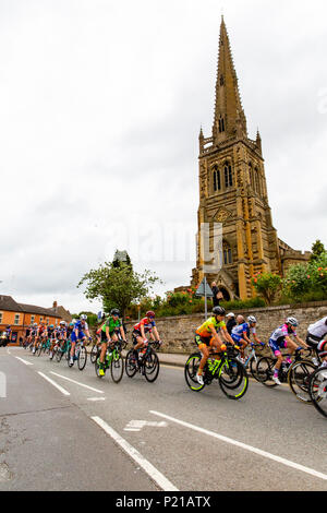 Deux jours du Grand Départ de Rushden Northamptonshire, l'Énergie de l'OVO Women's Cycle Tour 2018. Les cyclistes devant l'emblématique de l'église St Mary sur la rue principale à Rushden Northamptonshire,. GLC Crédit : Pix/Alamy Live News Rushden, UK. 14 juin 2018. Banque D'Images