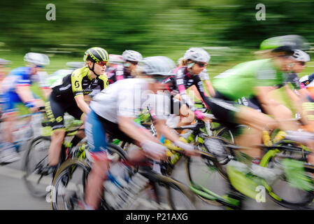 Poddington, Northants, UK. 14 Juin, 2018. Photo d'action d'un Mitchelton-Scott dans la compétition cycliste Énergie OVO Women's Tour of Britain Étape Deux Rushden. Prise juste après le départ de la course que les cyclistes course à travers Poddington. Martyn crédit Hearson/ Alamy Live News. Banque D'Images