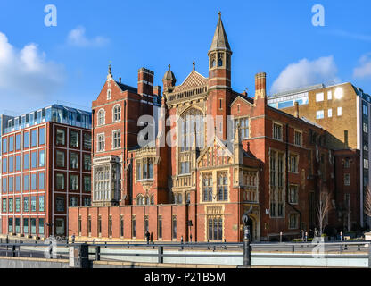 Maison victorienne en briques rouges avec des fenêtres à meneaux et des ornements d'or à Victoria Embankment, London Banque D'Images