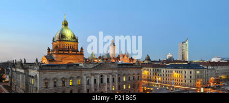 Skyline Leipzig en Allemagne la nuit - Cour administrative fédérale - Université et d'autres bâtiments historiques pour faire du tourisme et visiter Banque D'Images